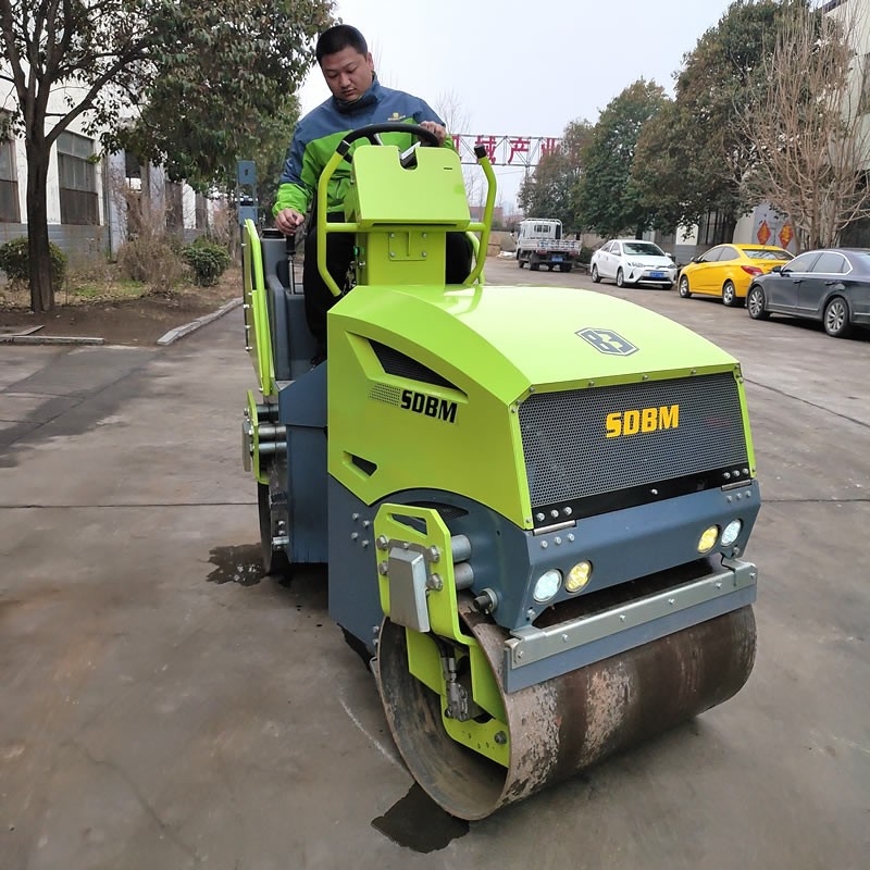 新款2噸小型座駕式壓路機BM2000