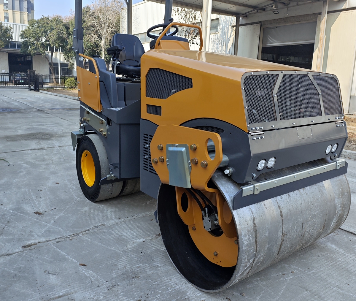 奔馬5噸小型座駕前鋼輪后膠輪壓路機(jī)BM5000D